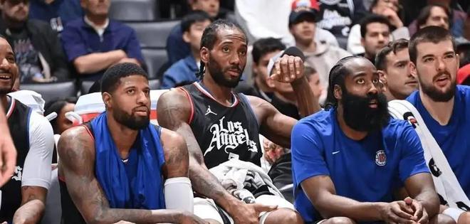 勇士主教练凯文·杜兰特宣布13年NBA生涯画上句号，球迷泪洒球场