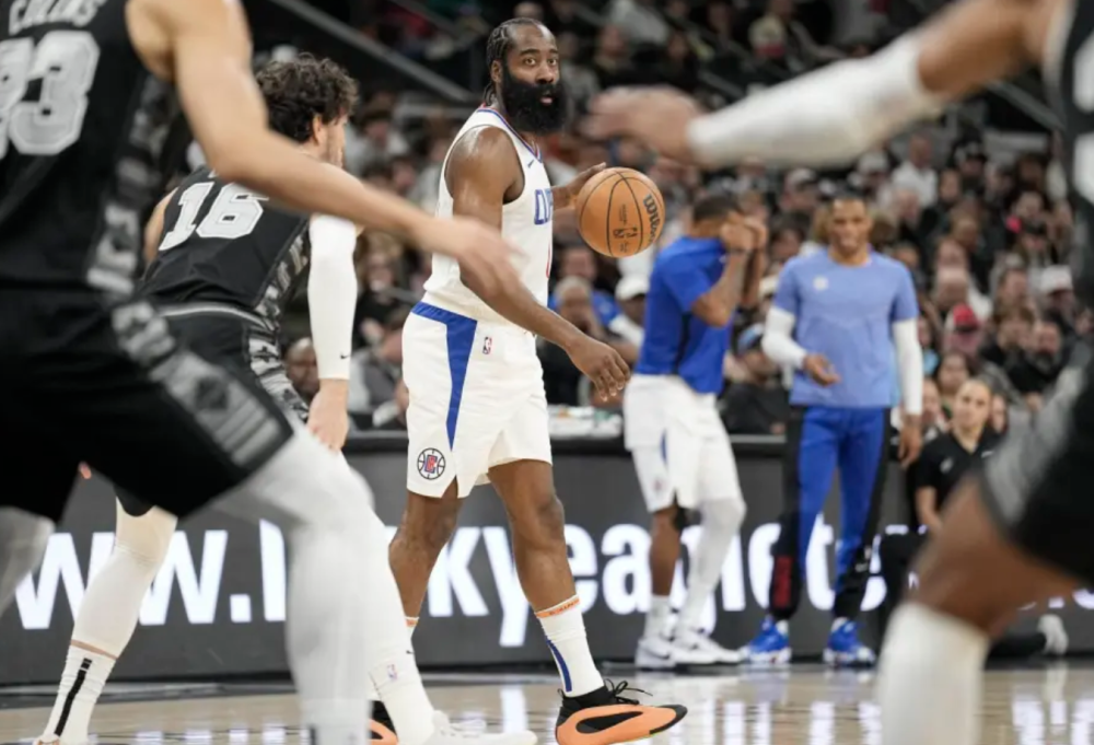 NBA球队交易风波：独行侠换回诺维茨基，湖人签下哈登