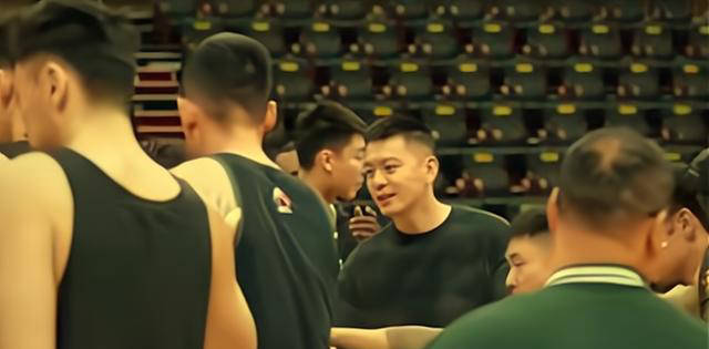 队内气氛火爆！教练组紧急召开战术会议