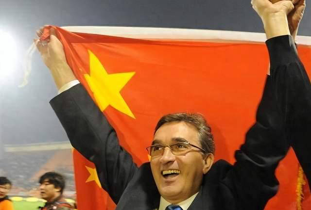 队内气氛火爆！教练组紧急召开战术会议